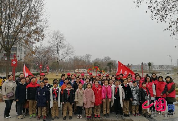 衛(wèi)濱區(qū)人民路小學(xué)師生合影 衛(wèi)濱區(qū)人民路小學(xué)師生合影