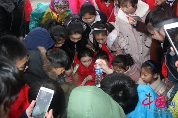 學(xué)生們對(duì)水質(zhì)測(cè)驗(yàn)產(chǎn)生濃厚興趣 學(xué)生們對(duì)水質(zhì)測(cè)驗(yàn)產(chǎn)生濃厚興趣